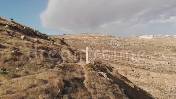 朱迪亚沙漠瓦迪特科亚僧侣洞穴的遗迹和圣查尔顿修道院的废墟苏卡视频的预览图