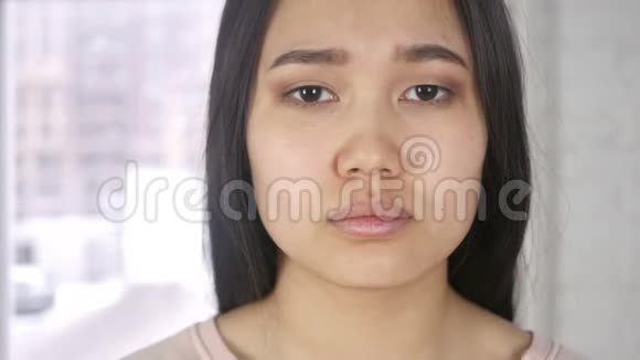 头痛靠近沮丧的年轻亚洲女人视频的预览图