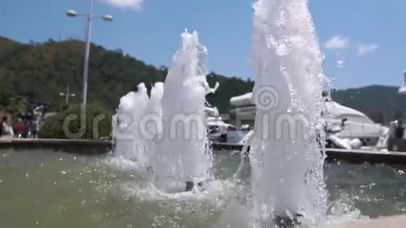 阳光明媚的夏日码头上美丽的喷泉在缓慢地流动视频的预览图