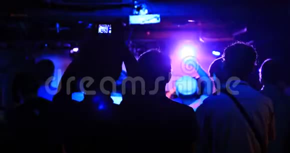 在摇滚俱乐部的观众手持散焦视频的预览图