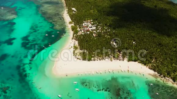 美丽的热带岛屿在阳光明媚的天气从上面看达科岛菲律宾视频的预览图