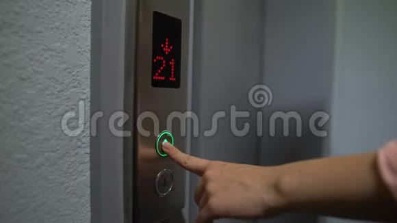 手指按电梯按钮到上层电子液晶显示器特写视频的预览图