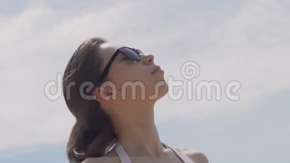 美丽快乐的海上女人海滩旅行夏天的气氛视频的预览图