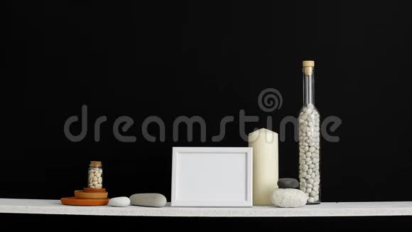 现代客房装饰与相框模型用装饰蜡烛玻璃和岩石搭在黑色墙壁上手把手视频的预览图