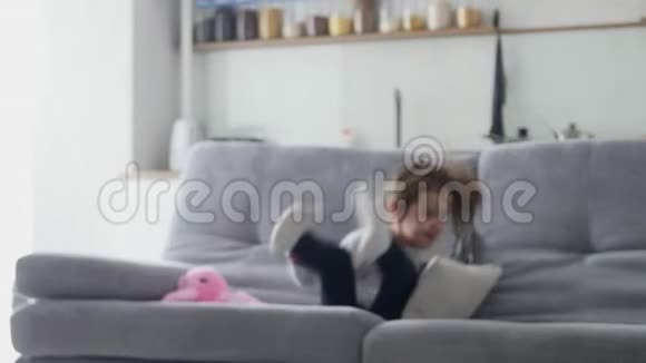 一个小女孩跳上沙发视频的预览图