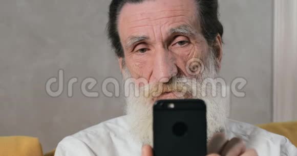 老人使用智能手机视频的预览图