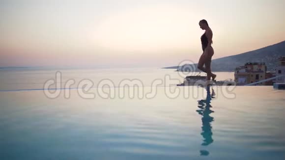 夏天美丽的比基尼女人比基尼女孩走在夏天的游泳池海滩在热带放松度假的概念视频的预览图