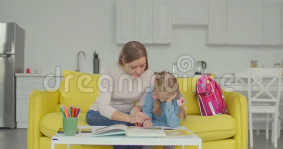 妈妈在家帮女儿做作业视频的预览图