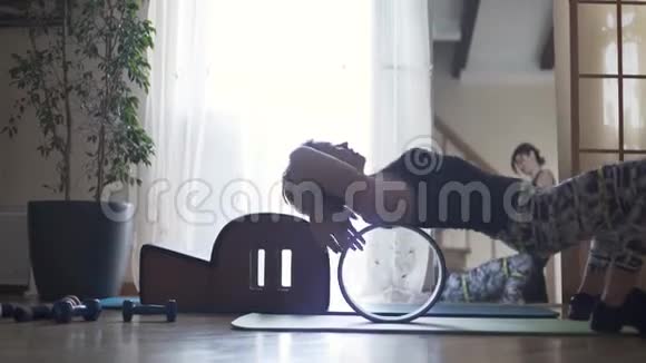 那个女人在家里用特殊设备做背部练习运动生活健康生活方式视频的预览图