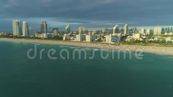 南海滩迈阿密市中心和海洋城市天际线鸟瞰图视频的预览图