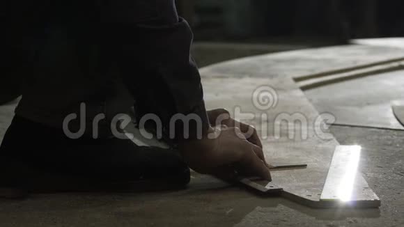 无名的长老木匠他们的手画线视频的预览图
