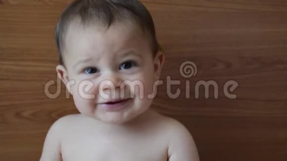 可爱的六个月大的男孩脸表情肖像视频的预览图