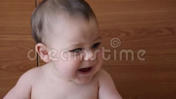 可爱的六个月大的男孩脸表情肖像视频的预览图