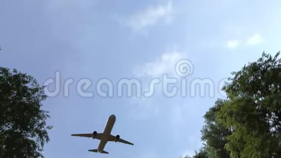 飞机在比利时布鲁塞尔的路标上方飞行3D动动画视频的预览图