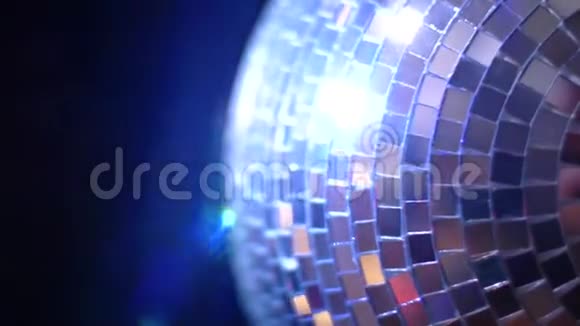 派对轻音乐迪斯科球改变色调的黑色背景在夜总会灯光下旋转闪闪发光的迪斯科舞厅视频的预览图