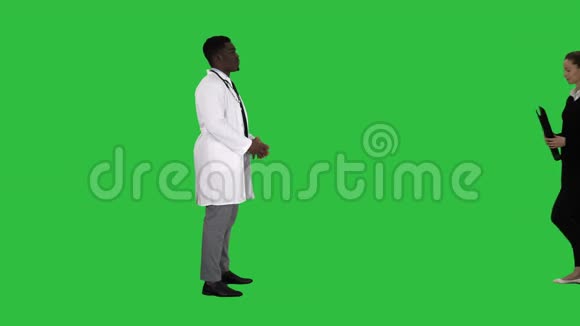 病人来到医生与x射线物理治疗师解释x射线病人在绿色屏幕Chroma键视频的预览图