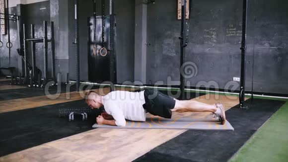 强壮的男人做木板锯在健身房锻炼视频的预览图