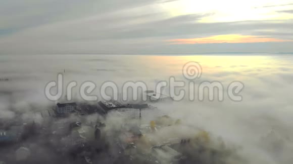 在被晨雾覆盖的房子的空中观景飞越乌克兰的利沃夫市一个美丽的早晨视频的预览图