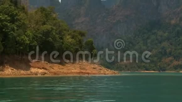 山地河岸和海岸线视频的预览图