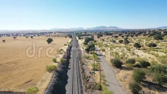 卡斯特埃拉附近铁路的鸟瞰图视频的预览图