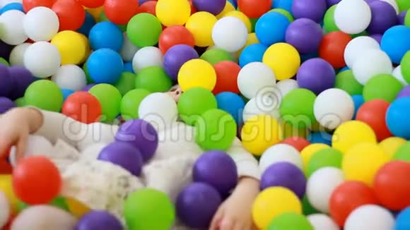 快乐的女孩玩着五彩气球躲在操场上视频的预览图