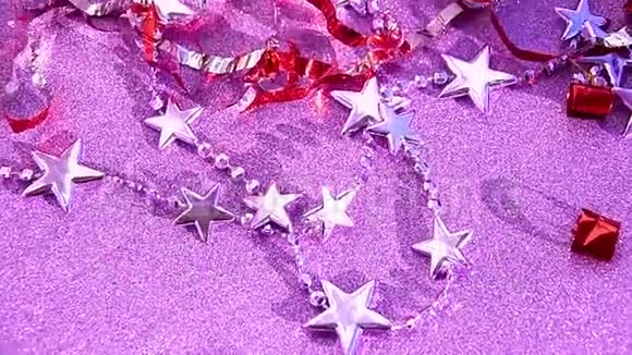 圣诞快乐或圣价礼日卡由装饰品带粉色带的白色礼品盒火花和纸屑制成视频的预览图