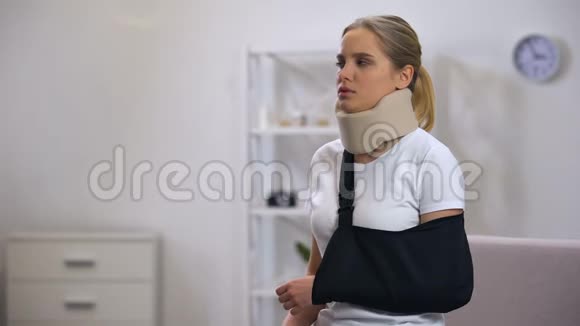 泡沫颈项圈和手臂吊带受伤妇女在颈部康复时疼痛视频的预览图