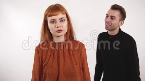 好斗的年轻人对一个红头发的漂亮女人大喊大叫女用手指数第三个视频的预览图
