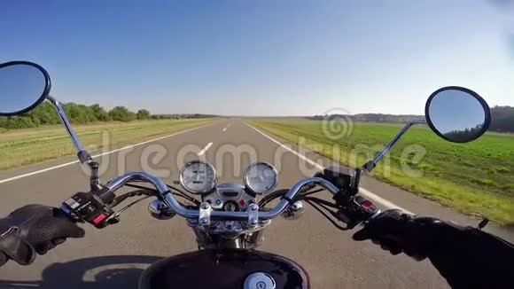 神奇的摩托车骑在美丽的空路上经典巡洋舰永远视频的预览图