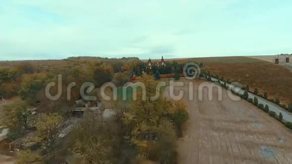 秋天山上一座现代化的小城堡视频的预览图