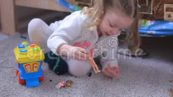 小女孩在孩子们房间的地板上玩娃娃视频的预览图