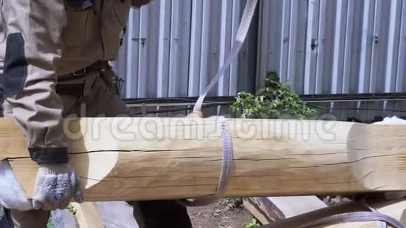 建筑工人在工作与木屋框架建设户外夏季剪辑木匠试图举起木头视频的预览图