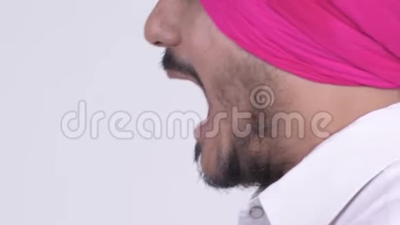 满脸胡子的印度锡克教男子的嘴巴叫喊着视频的预览图