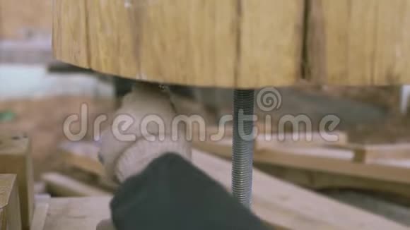 工人用螺丝刀工作背景上木梁木工在施工现场施工剪辑视频的预览图