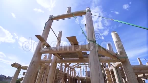 夏季建筑工人在室外进行木框架施工削减未完成二的底视图视频的预览图