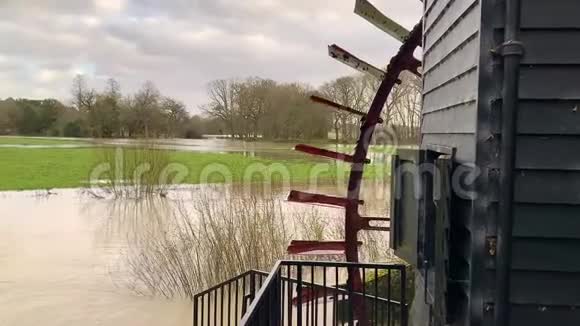 英国萨里郡水车在12月的背景下洪水泛滥视频的预览图