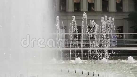 城市喷泉慢动作视频的预览图