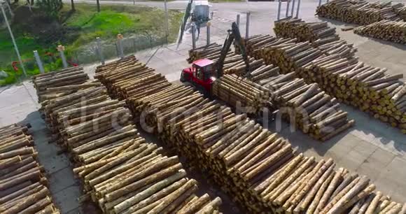 装有机械手的卡车卸下原木装有机械手的卡车运输原木现代木工设备视频的预览图