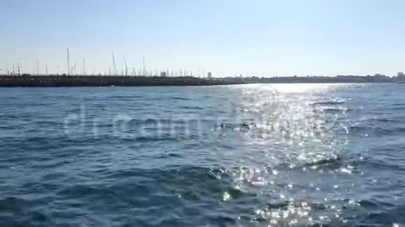 游船离开了海岸从游艇港口和游艇在港口的看法视频的预览图