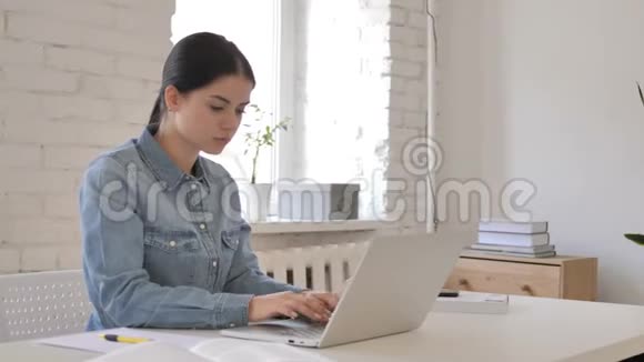 失落沮丧的少女在笔记本电脑上工作视频的预览图