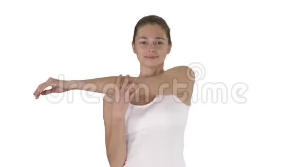 女人快乐的微笑着女人伸展双臂走在白色的背景上视频的预览图