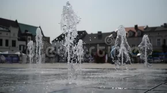 夏季克拉科夫广场有许多泉水的搞笑喷泉视频的预览图