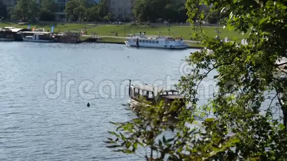 一艘长船在一条波光粼粼的河面上航行视频的预览图