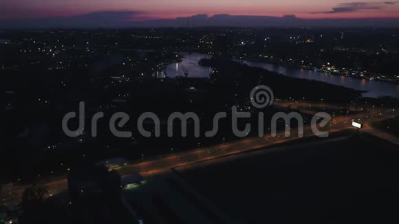 河流桥梁和道路在夜间照明从远处的高度观看视频的预览图