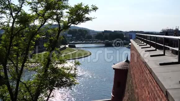 斯洛莫市克拉科夫一座历史城堡里夏日的波光粼粼的河流视频的预览图