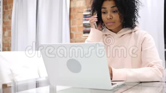 美国黑人妇女打电话接电话视频的预览图