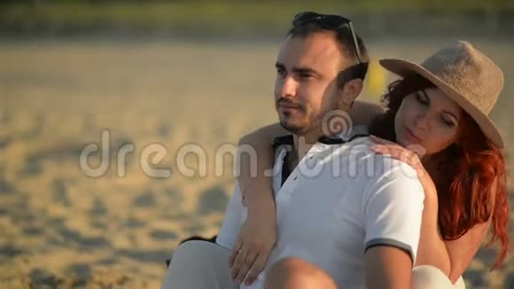 快乐的年轻夫妇有着有趣的户外活动和微笑晚上在海滩上躺着美丽的情侣人民视频的预览图