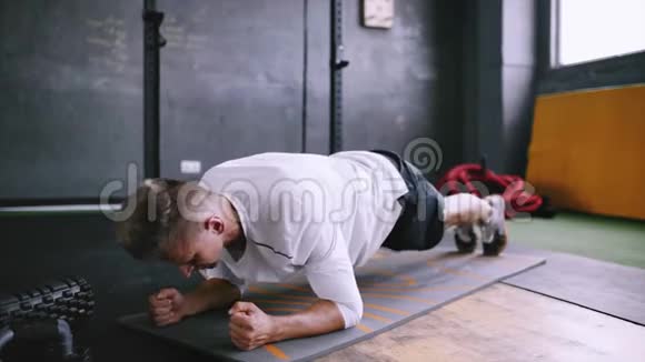 强壮的男人做木板锯在健身房锻炼视频的预览图