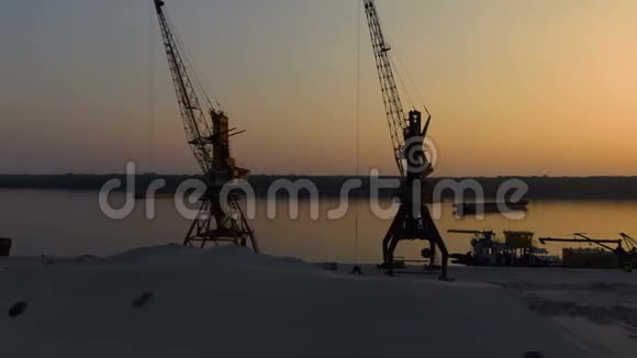 老河港与港口起重机日落视频的预览图