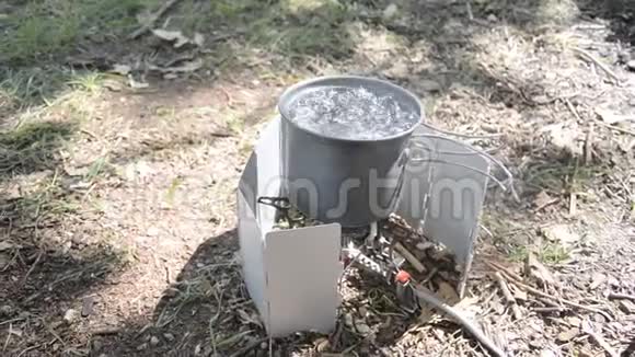 在装有微型气体火炬的小型野营罐里烧水视频的预览图